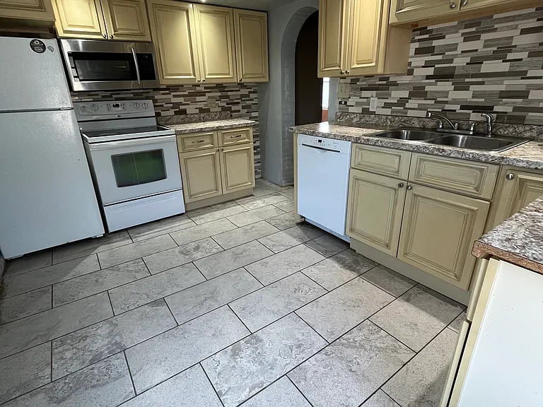 1006 Albany St #2 — Photo 1