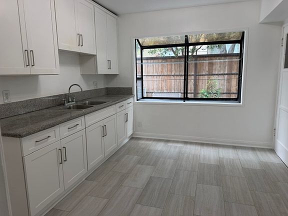 3rd image of 636 W Queen St