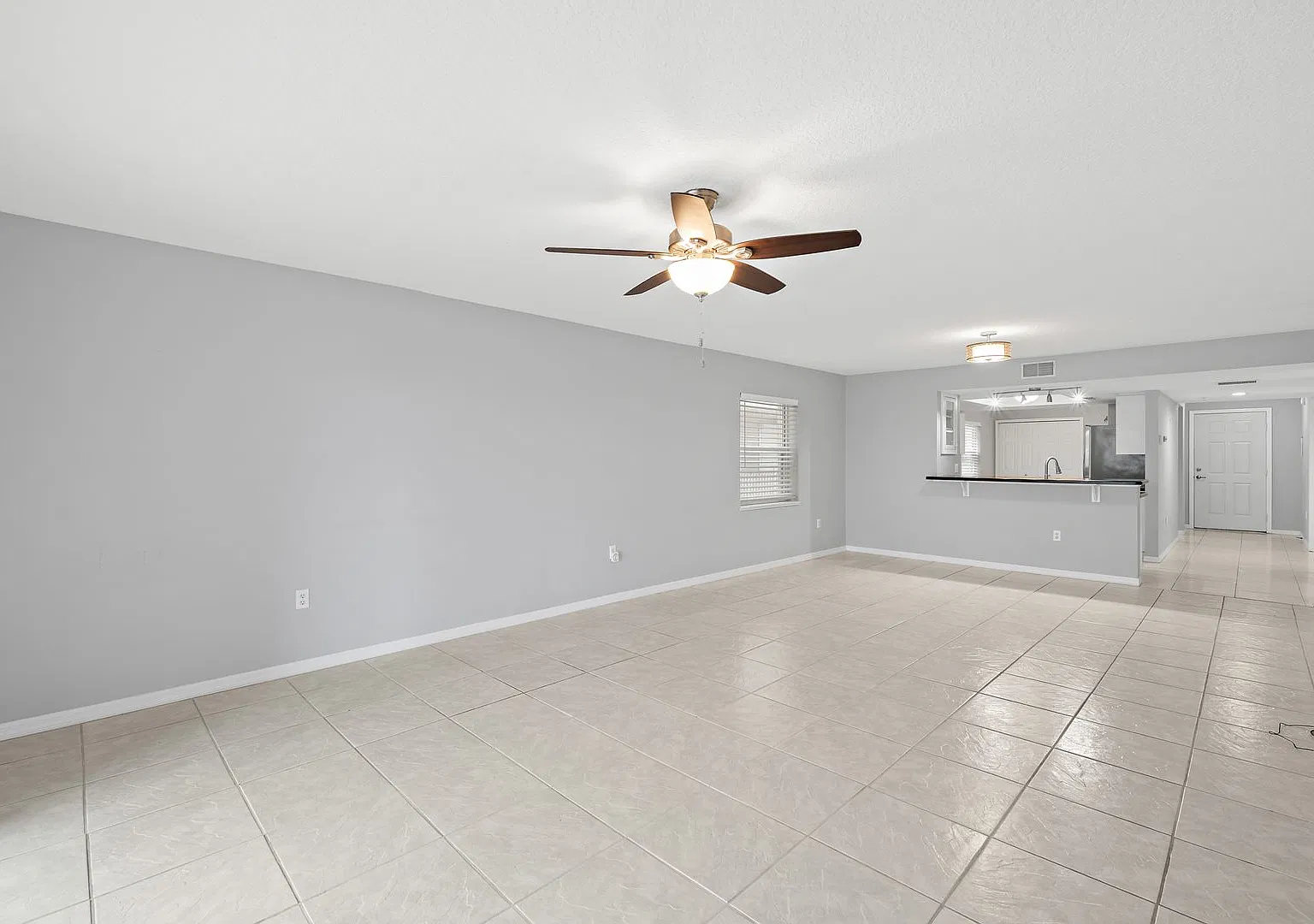 Executive oceanfront condo in gated community — Photo 3