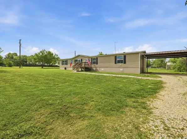 918 County Road 7711, Devine, TX 78016