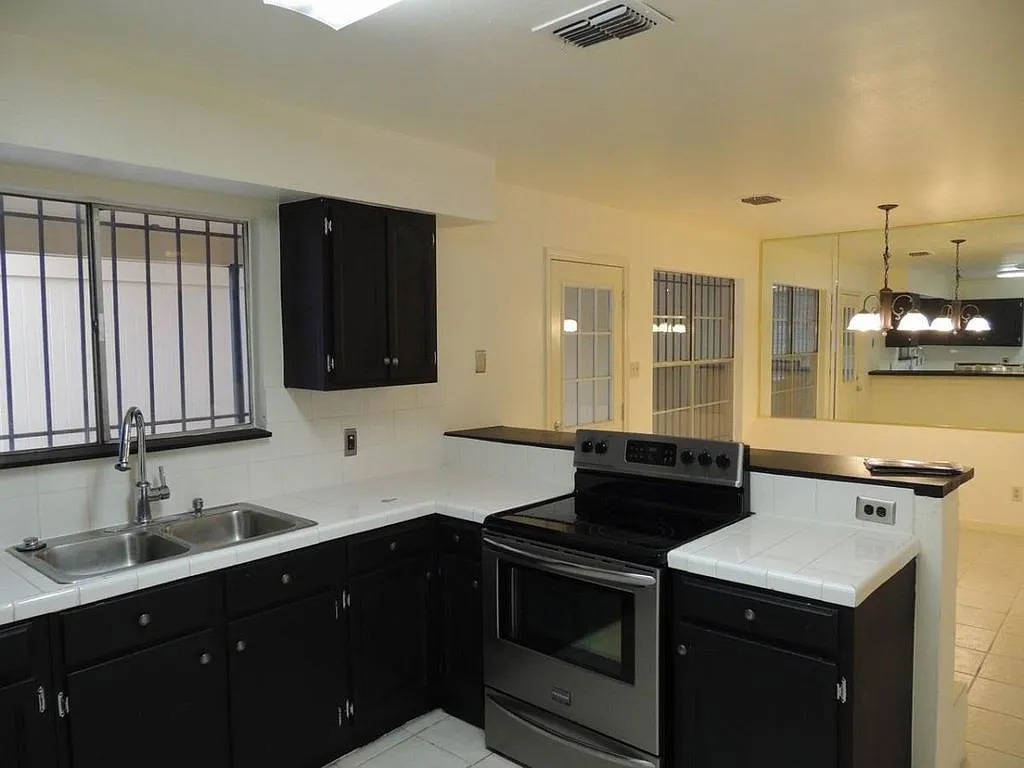 4 bed, 2.5 bath, 1830 sqft, $1,999 — Photo 3