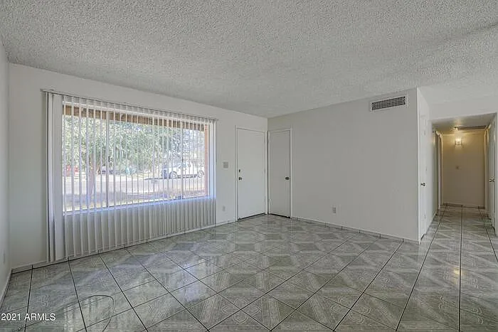 3 bed, 2.0 bath, 1140 sqft, $1,560 — Photo 2