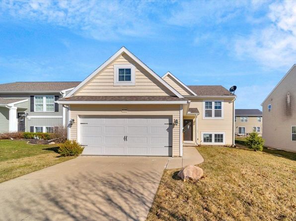 8598 Pinnebog River Dr, Fowlerville, MI 48836