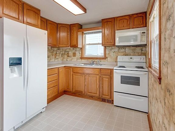 3rd image of 1331 Dunedin Ave