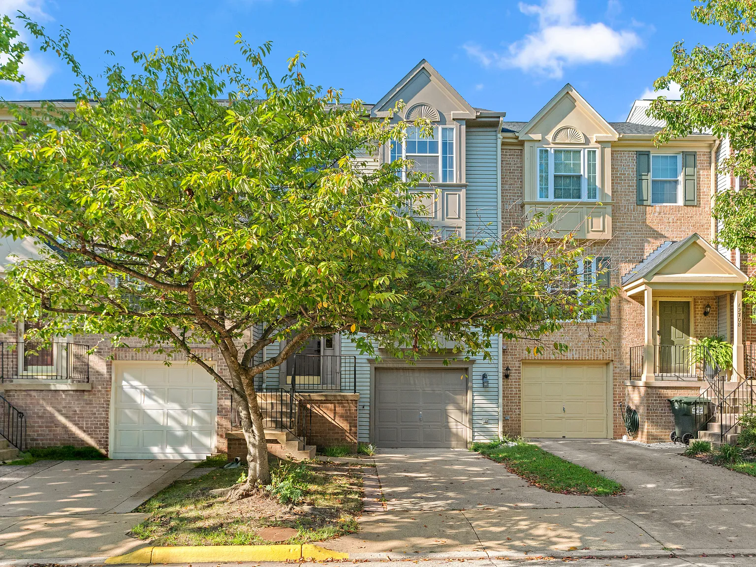 3 bed, 2.5 bath, 1484 sqft, $3,300 — Photo 3