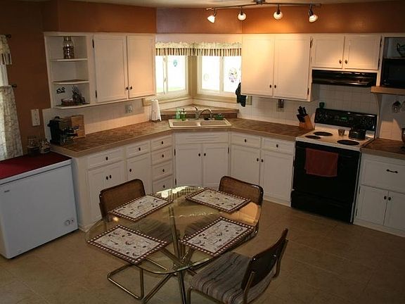 4th image of 221 Dorow Ave