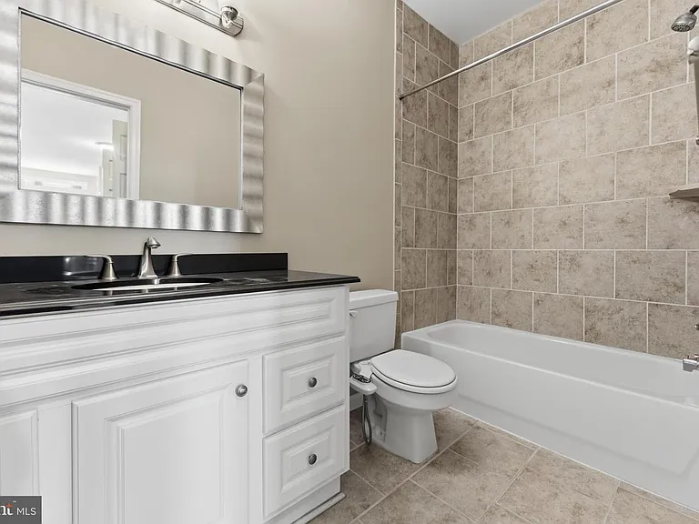 11 R St NW #1 — Photo 20