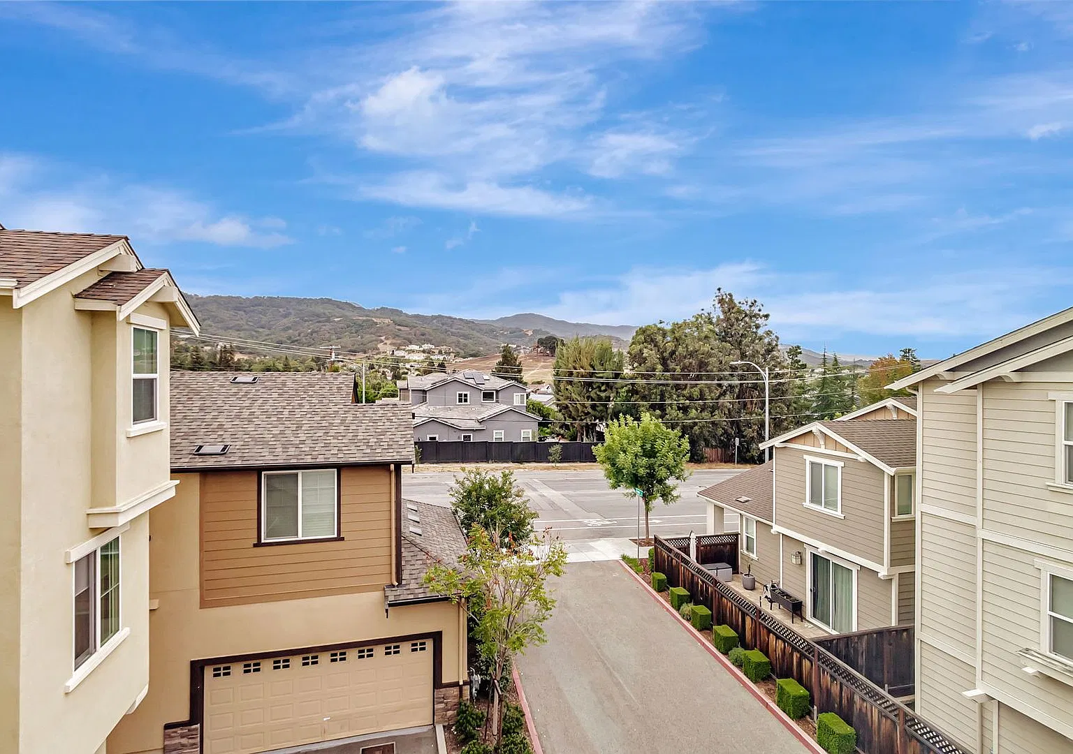 Stunning Home with Modern Upgrades and Private Yard — Photo 4
