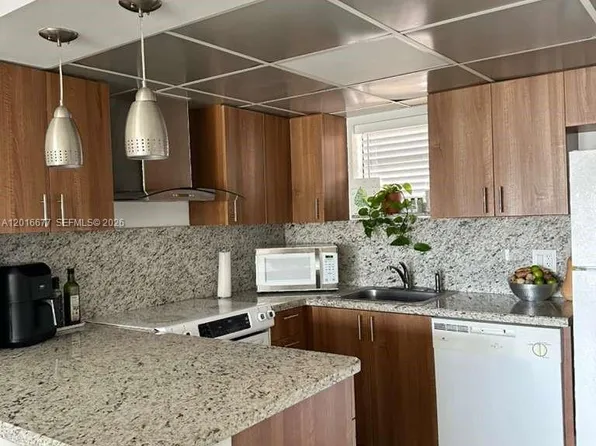 8290 Lake Dr, Doral, FL