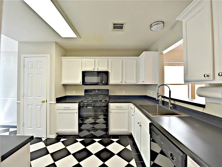 8416 Alvin High Ln — Photo 10