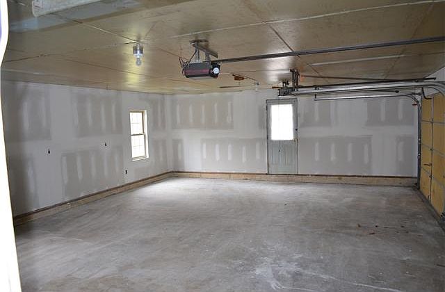 Oversized 3-car garage