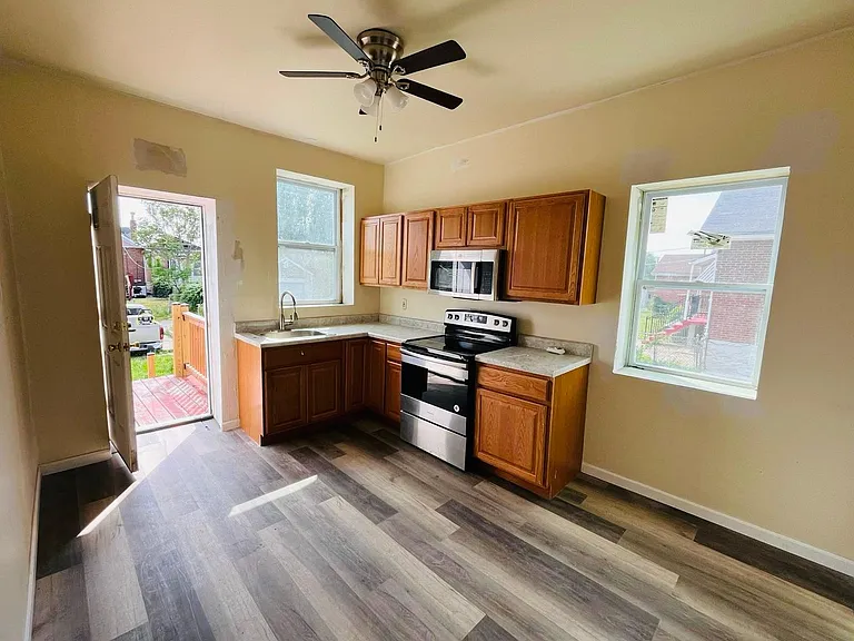 4872 San Francisco Ave — Photo 3