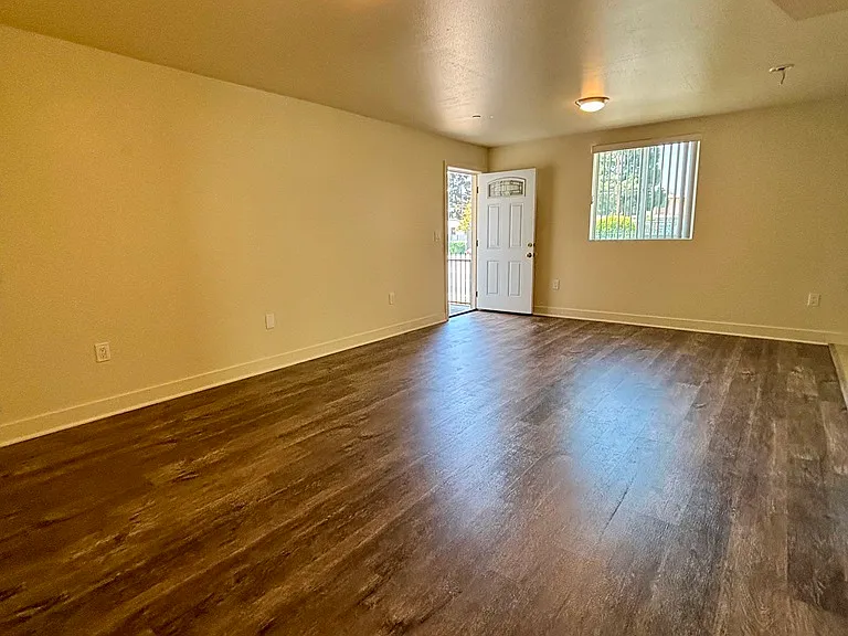7712 S Hoover St — Photo 14