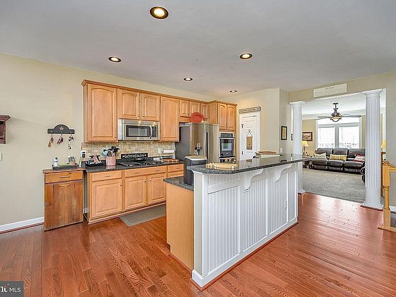 3rd image of 1031 Hotchkiss Pl