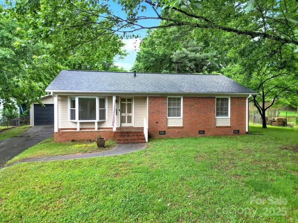 7412 Woodstream Dr, Charlotte, NC 28210
