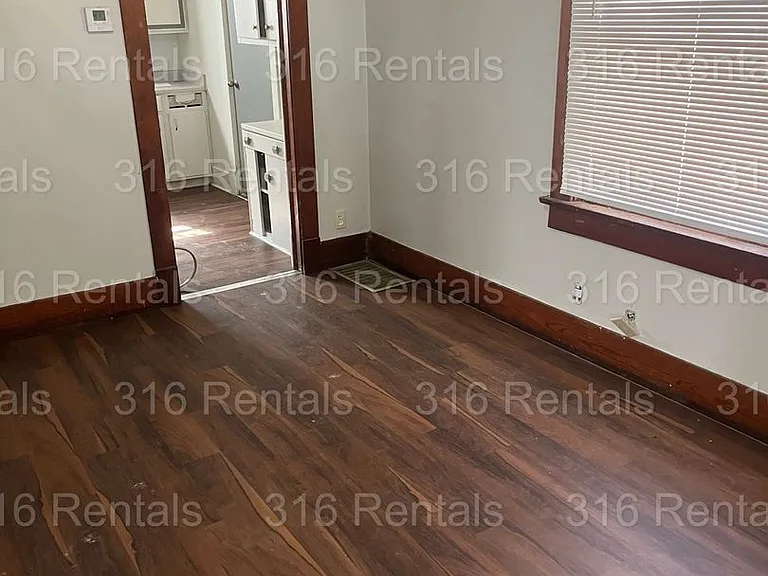 425 SW 3rd St — Photo 4