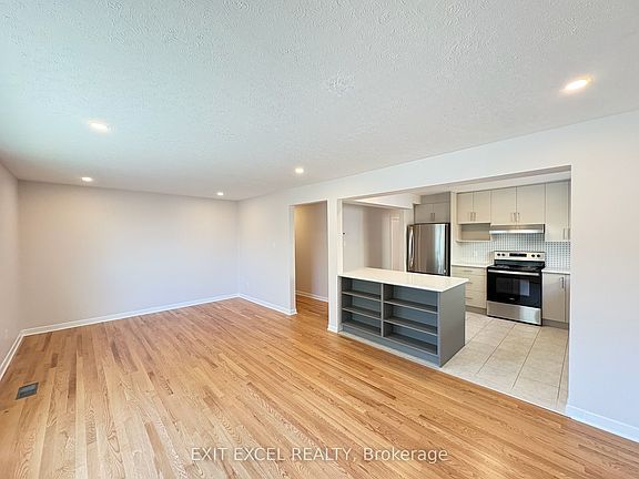 3rd image of 816 Dundee Ave #1