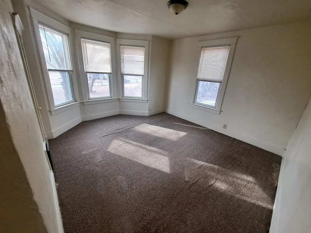 3 bed, 1.0 bath, 1631 sqft, $1,345 — Photo 3