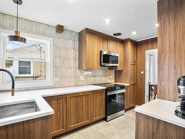 1315 Webster Ln — Photo 13