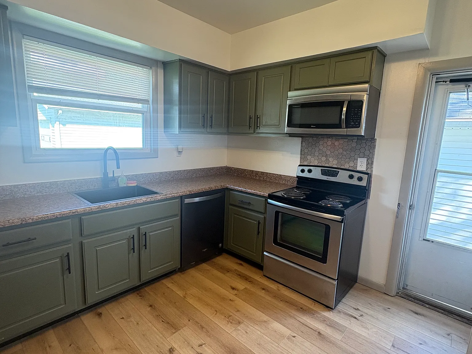 3 bed, 1260 sqft, $1,700 — Photo 1