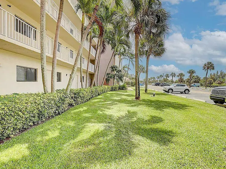 10102 S Ocean Dr #107 — Photo 28