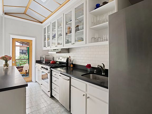5th image of 328 W 87th St #2