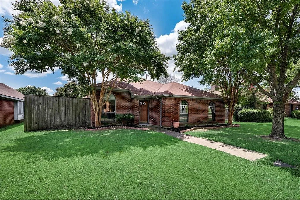 3 bed, 2.0 bath, 1619 sqft, $2,100 — Photo 3