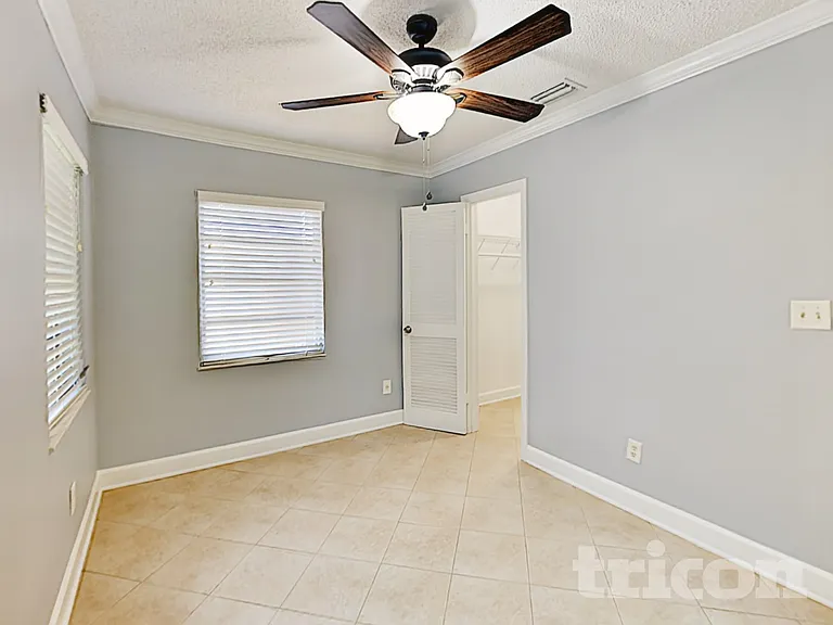 225 W King St — Photo 12