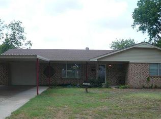 220 E Wyoming St, Walters, OK 73572
