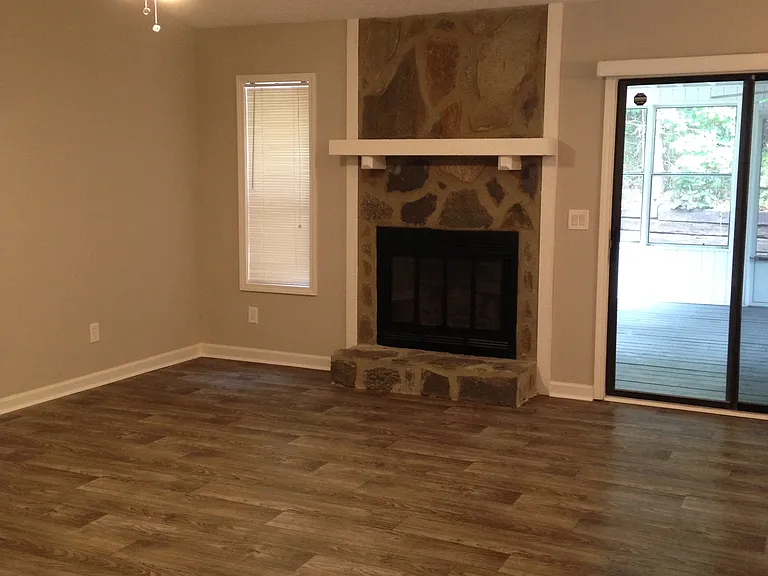 195 Riverchase Dr — Photo 2