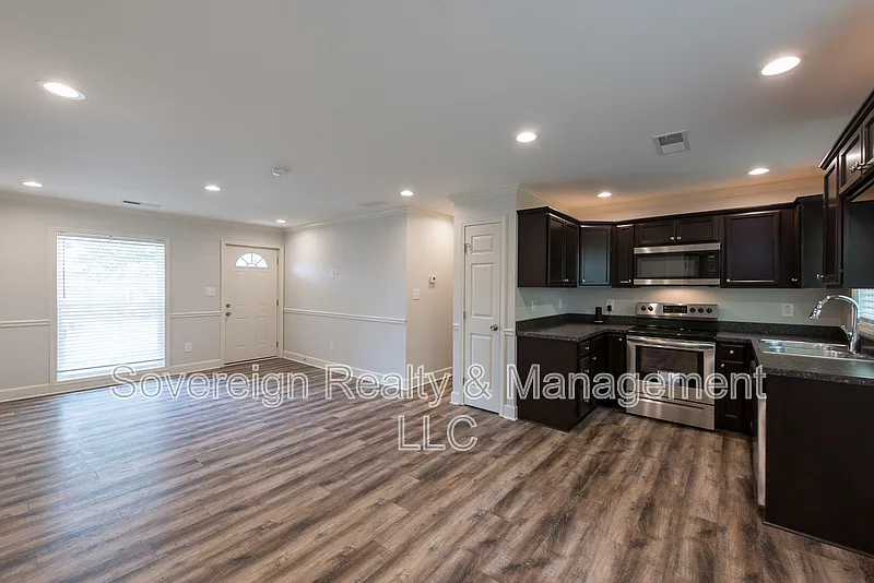 3 bed, 2.0 bath, 875 sqft, $1,395 — Photo 3