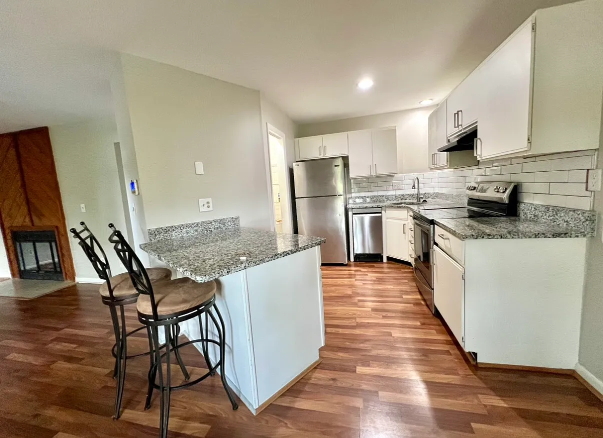 2 bed, 1001 sqft, $1,895 — Photo 2