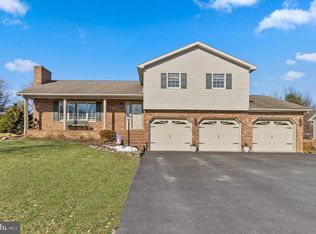 3555 Glen Eagles Dr, Chambersburg, PA 17202