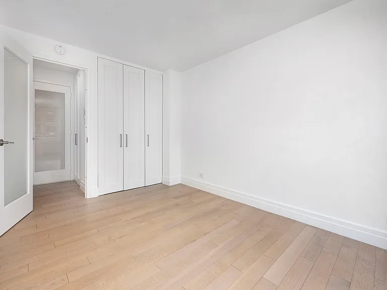 429 E 52nd St #11D — Photo 6
