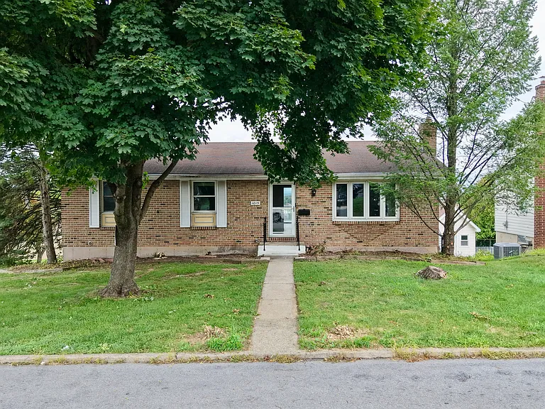 1015 E Hamilton St — Photo 3