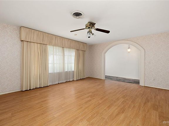 4th image of 304 N Palm Dr