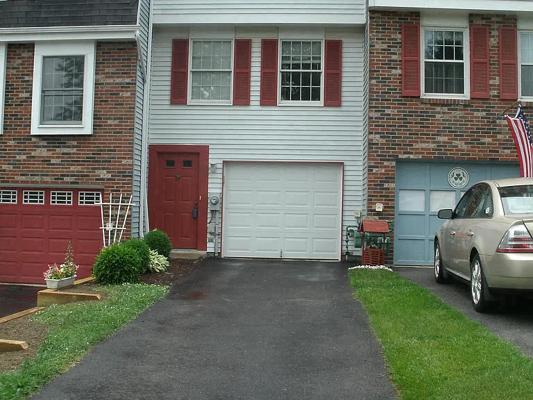 Garage+2 car driveway. Automatic Garage Door opener.