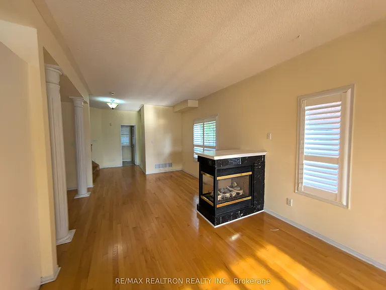 18 Nantucket Dr #MAIN 2ND FLOOR — Photo 8