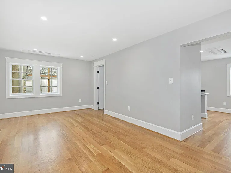 11 S Madison St #203 — Photo 4