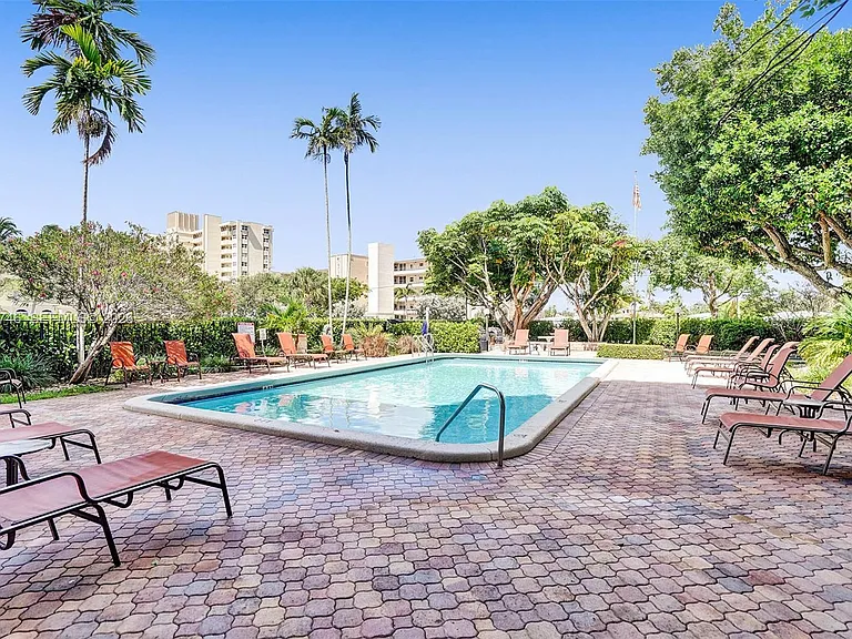 400 N Riverside Dr #410 — Photo 32