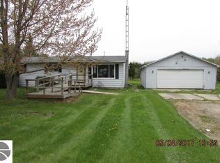 104 Dean Rd, Sterling, MI 48659