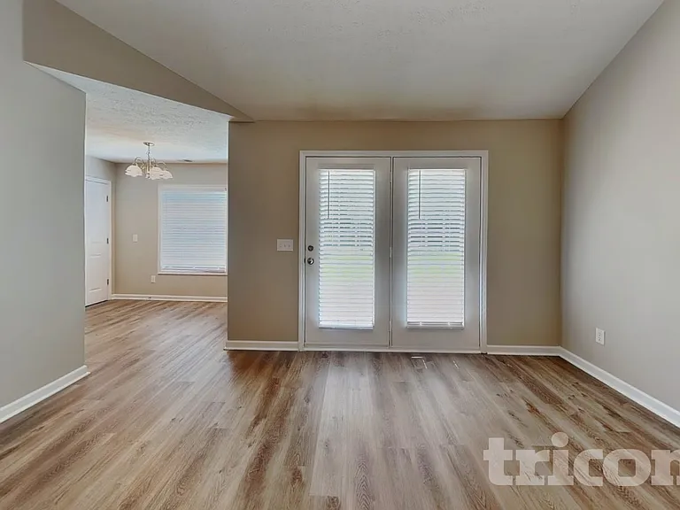 212 Dorchester Dr — Photo 3