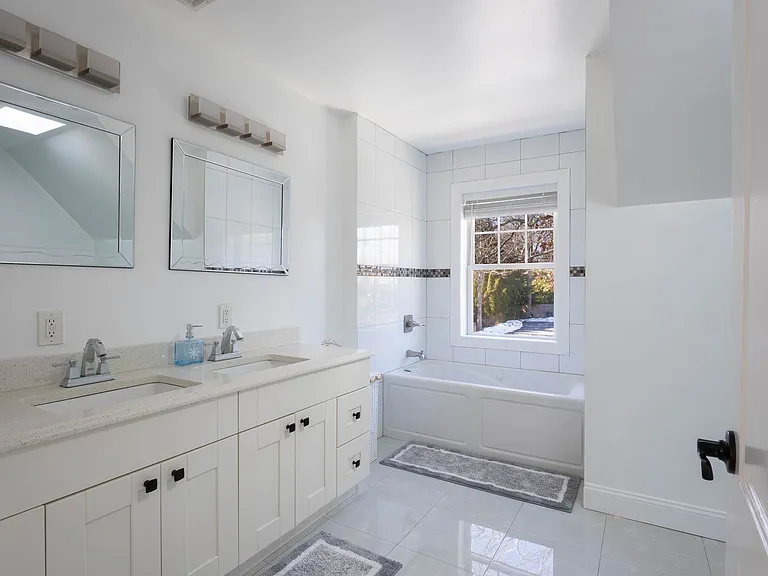 16 Hollyoak Ave — Photo 20
