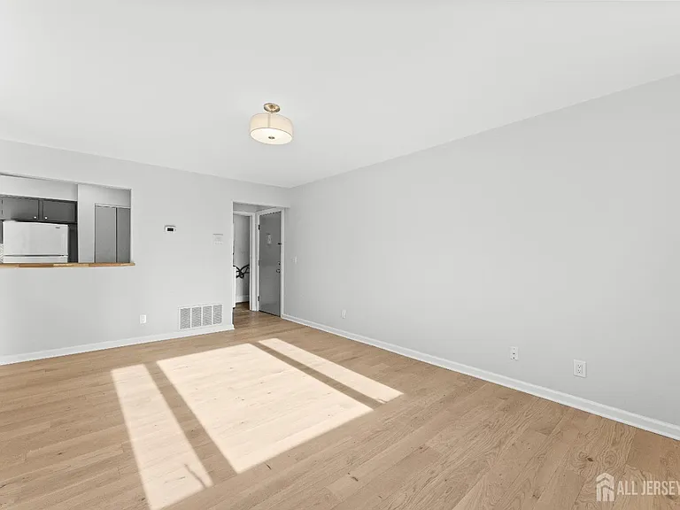 3226 Sayre Dr — Photo 4