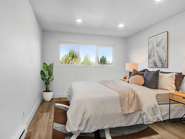 930 N Martel — Photo 18