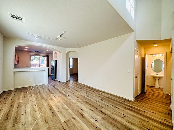 4th image of 408 Sonoma Valley St