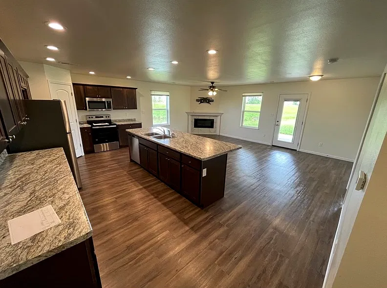 4 bed, 1603 sqft, $2,100 — Photo 4