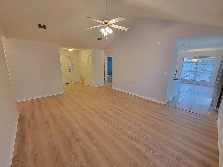 2405 Hemlock Dr — Photo 3