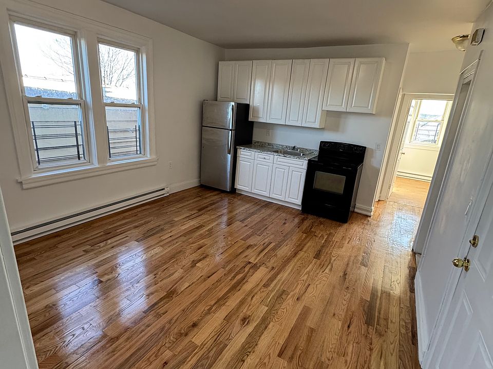 1st image of 924 E 215th St #3