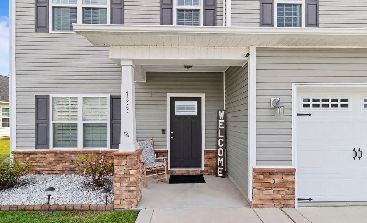 4 bed, 2405 sqft, $2,495 — Photo 2